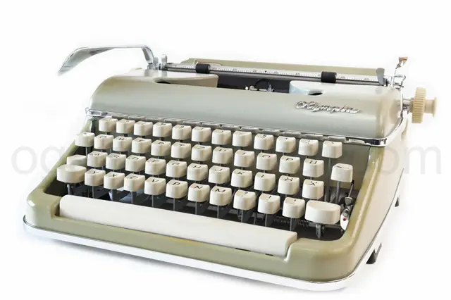 OLYMPIA SM2タイプライター斜めから