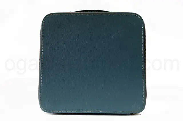 ケースの背面には目立つ傷があります。