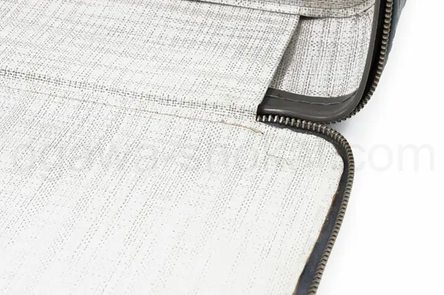 ケース内部は若干痛みがあります。