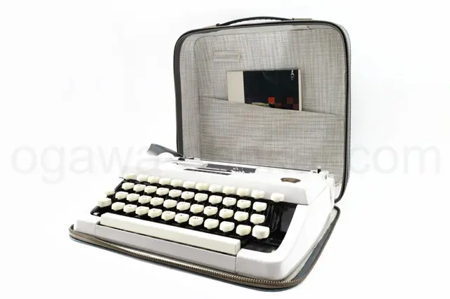 ケースに収納して保管すると埃汚れからの保護になります。