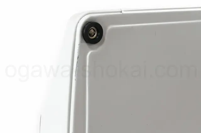 バックパネルに複数の傷（左）