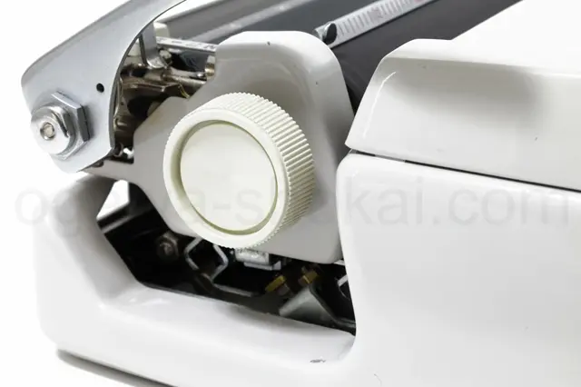 サイドカバー部やボディーの傷（左）