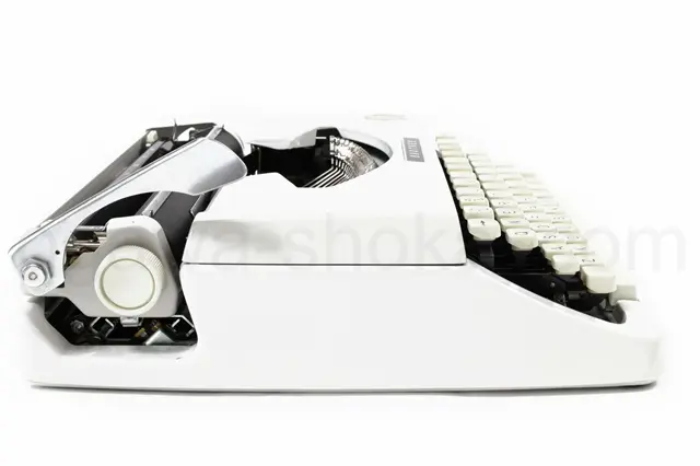 左側面に小さな塗装落ちがあります。