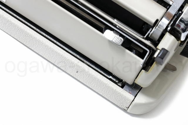 背面には塗装落ちがあります。