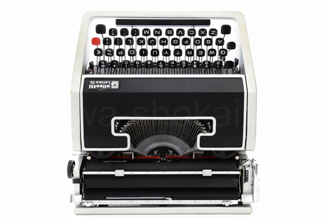 olivetti Lettera DL タイプライター 斜めからの外観