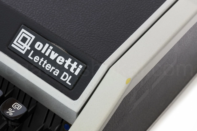 塗装落ちとシール跡があります。