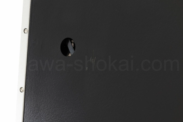 裏面に目立つ傷があります。