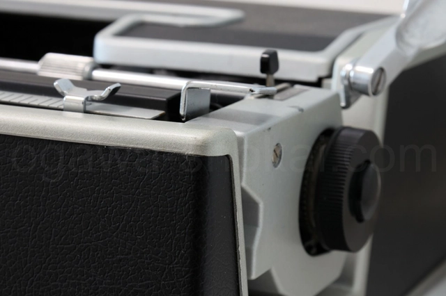 よくある角の割れ欠けはありません。