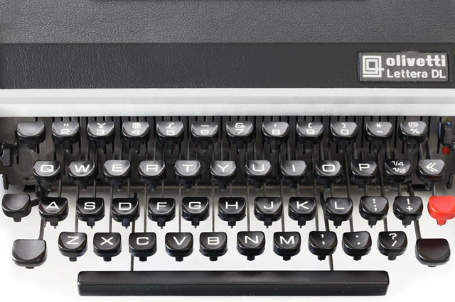 キーボードは使いやすい一般的な英文配列です。