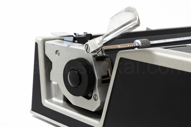 金属製のサイドパネルに塗装落ちがあります。