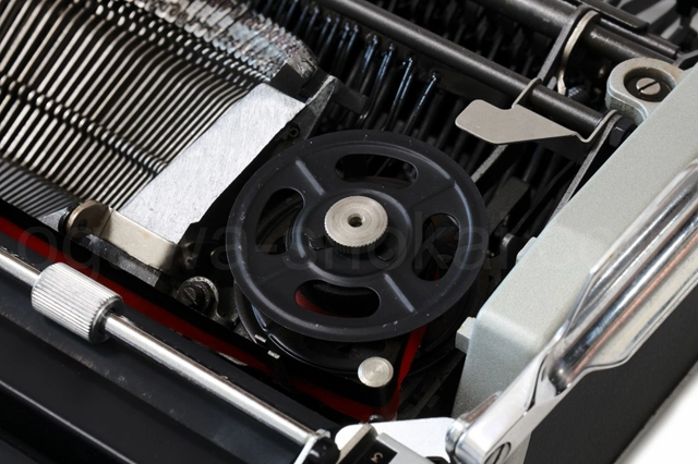 オリジナルの金属スプールと新品リボンに交換済です