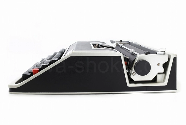 右側のボディーはシール跡があります。