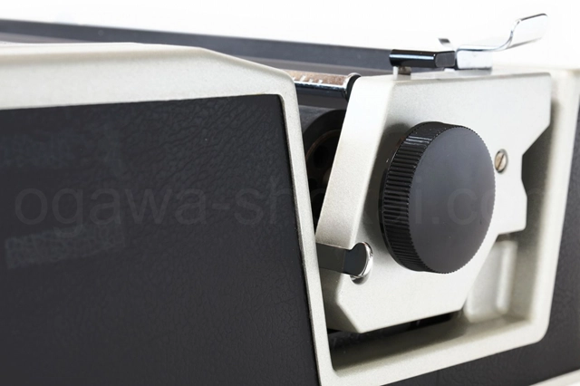 一般的に傷だらけのプラテンノブも比較的綺麗です。