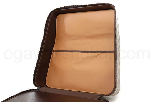 内布には汚れとシワがあります。