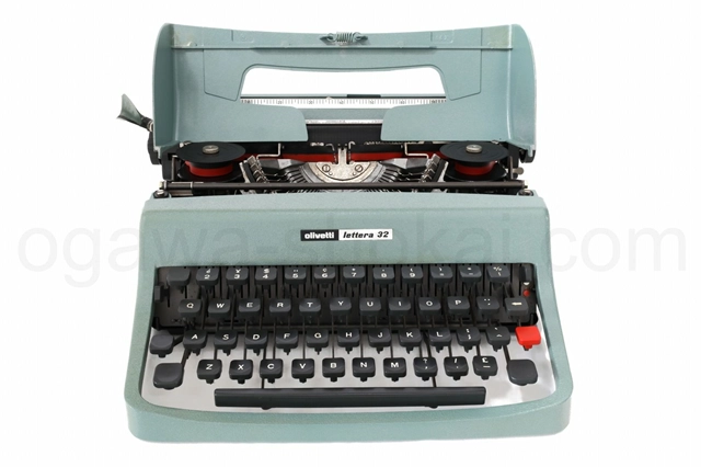 重厚な合金のしっかりした造りのタイプライター