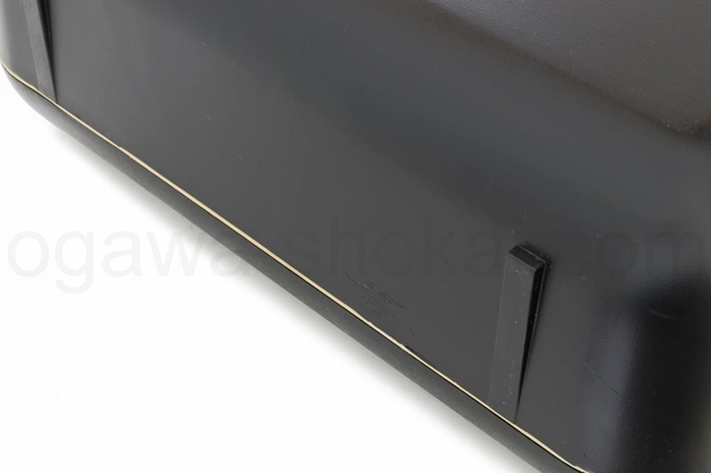 ケース底面に深い傷があります。