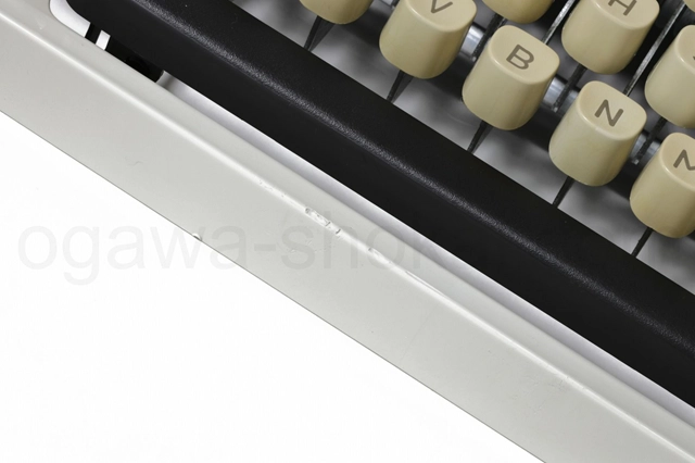 前面に傷があります。