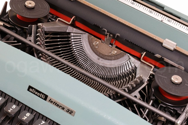 olivetti Lettera 32 タイプライター オーバーホール済の内部