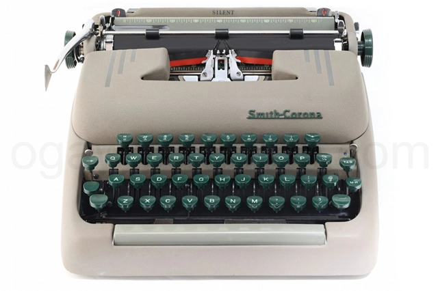 Smith-Corona Silent タイプライター 正面からの外観